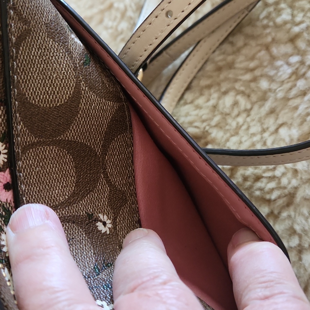 Beautiful Coach Evergreen Wildflower Signatue Camera Style Crossbody Bag 🩷🤍 - Picture 8 of 16